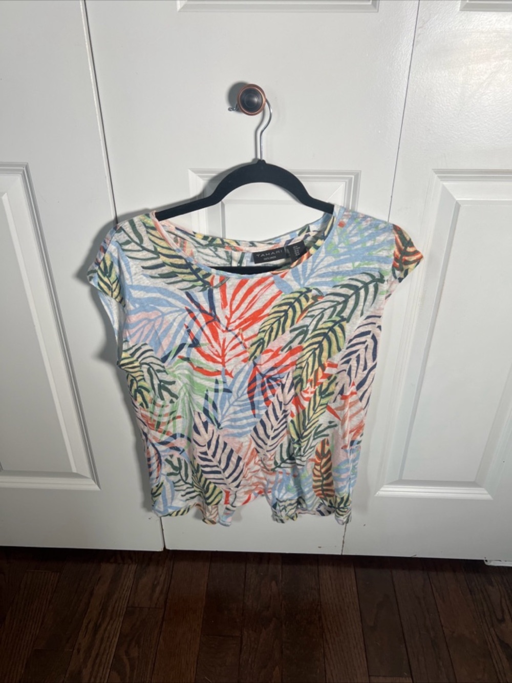 Tahari Multicolor Leaf Print Short Sleeve Linen top, button back - Picture 5 of 7